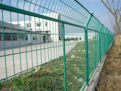 公路隔離柵廠家提供蛇年最新的價格報價-- 安平縣許捷絲網廠銷售部