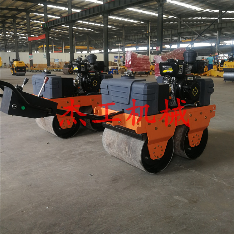 手扶式雙輪小型壓路機(jī) 雙驅(qū)振動手扶振動碾 液壓系統(tǒng)壓路機(jī)-- 山東省杰工機(jī)械設(shè)備有限公司