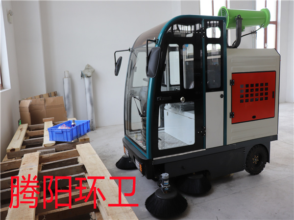 電動駕駛式掃地車的優點-- 山東騰陽環衛設備有限公司