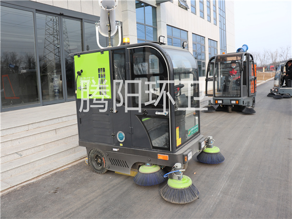 山東騰陽環衛TY-2000型電動駕駛式掃地車-- 山東騰陽環衛設備有限公司
