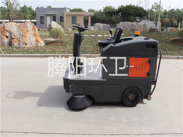 山東騰陽環衛TY-1400型電動駕駛式掃地車-- 山東騰陽環衛設備有限公司